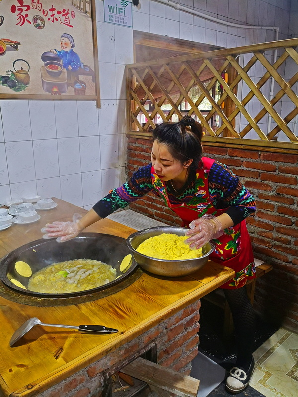 铁锅饼子炖酸菜   孙家勇  13840868026_2.jpg