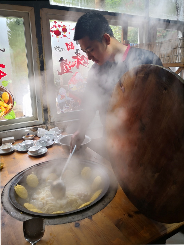 铁锅饼子炖酸菜   孙家勇  13840868026_3.jpg