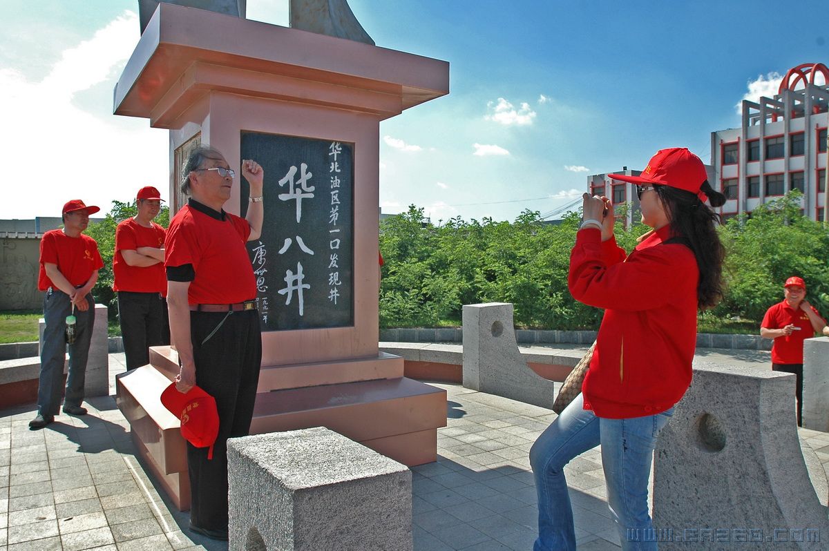 3，老石油来到华八井纪念碑前，忆往昔，峥嵘岁月，思绪万千，情不自禁的举手宣誓。.jpg