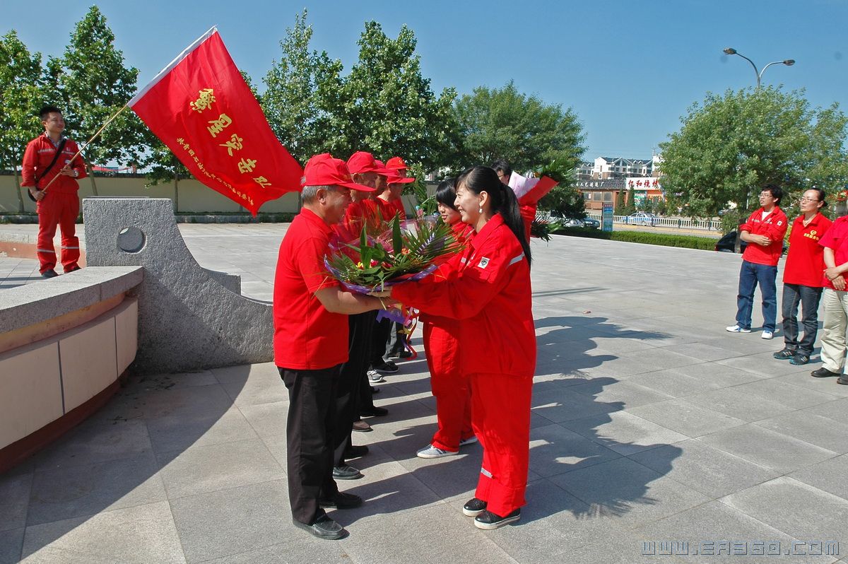 5，鲜花送给老石油，将爱和美好的祝愿送给老前辈。.jpg