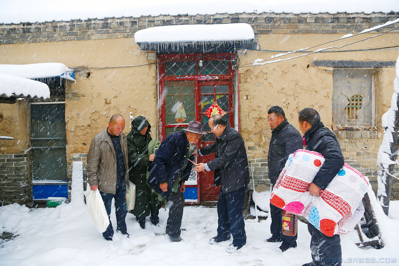 【建党百年】《风雪无情人有情，雪中送炭暖人心》2（纪实类组照）-1.jpg