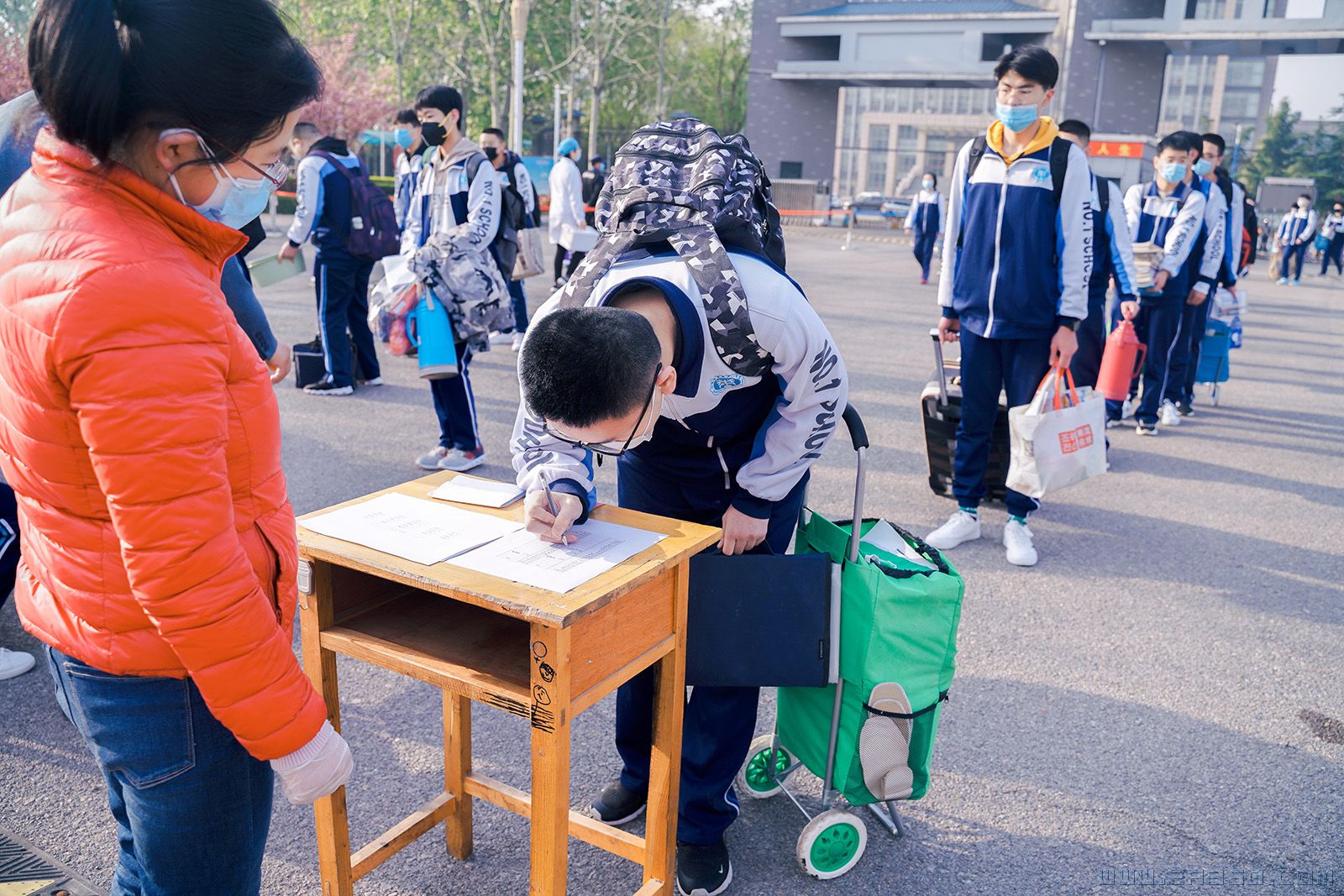 组图之4入学登记.jpg