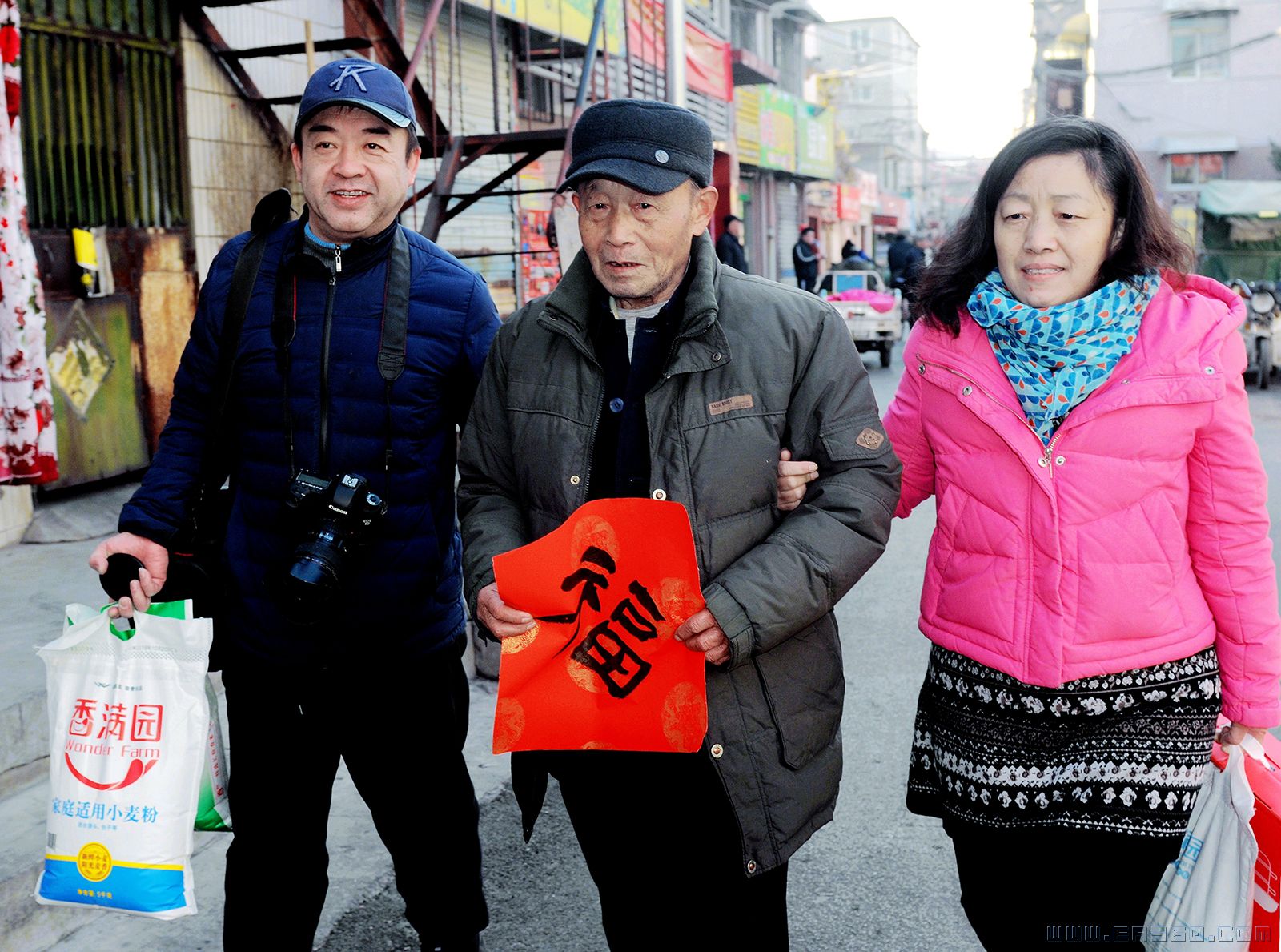 《温馨的冬日暖阳》------王海军------15665850953   新春佳节之际，济南市摄影