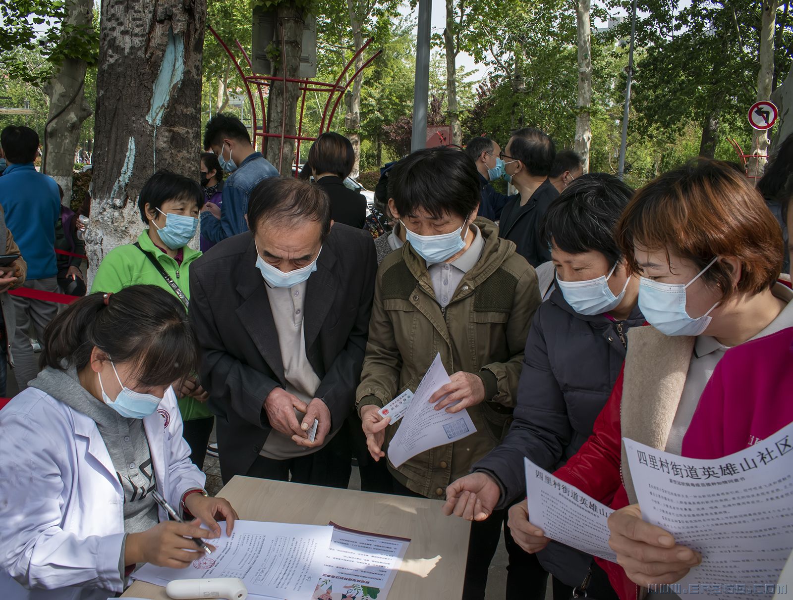 【1】号召全民接种 建立最强屏障摄影朱艳华15665710680.jpg