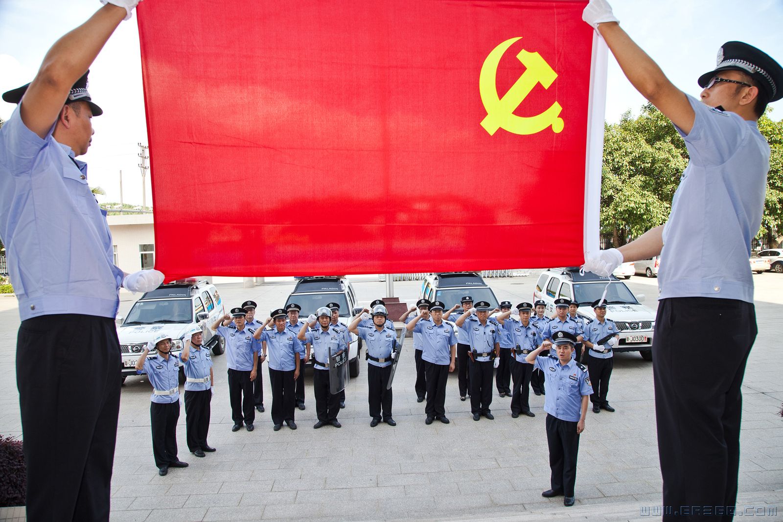 《党旗下的任务》。台山海关缉私分局发挥党组织战斗堡垒作用和党员先锋模范作用，重大行动出发前全体民警面