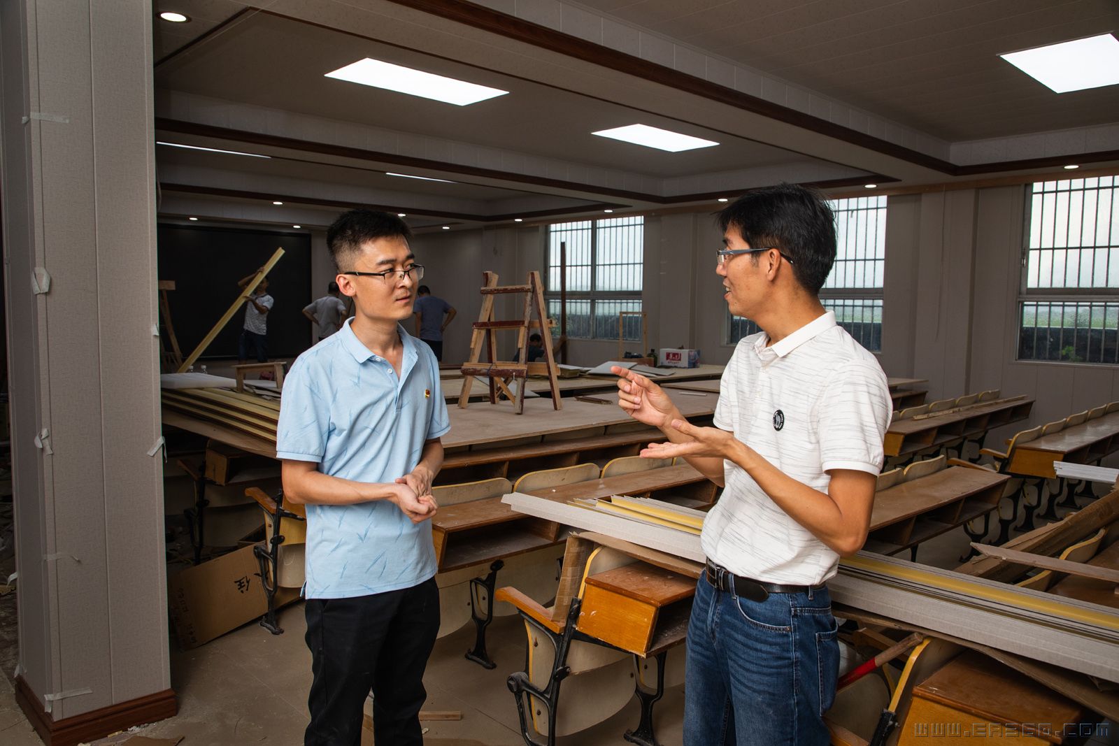 5 张晶新了解广海振华小学《金钥匙讲堂》建设进展情况。《金钥匙讲堂》是张晶新所在单位江门海关捐助的多