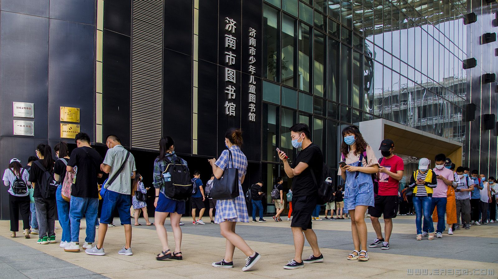 _ 疫情挡不住求知路  赵经孝  摄  电话 13954132977  2020年6月22日的一大早