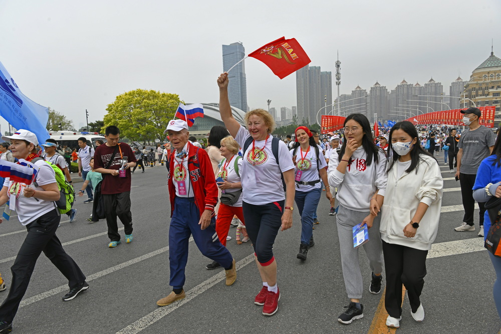 第ad届大连国际徒步大会   姜瑞云  摄于星海广场    _调整大小.JPG