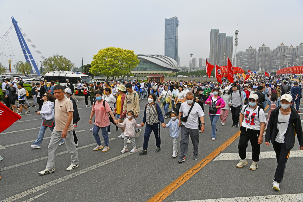 第ag届大连国际徒步大会   姜瑞云  摄于星海广场    _调整大小.JPG