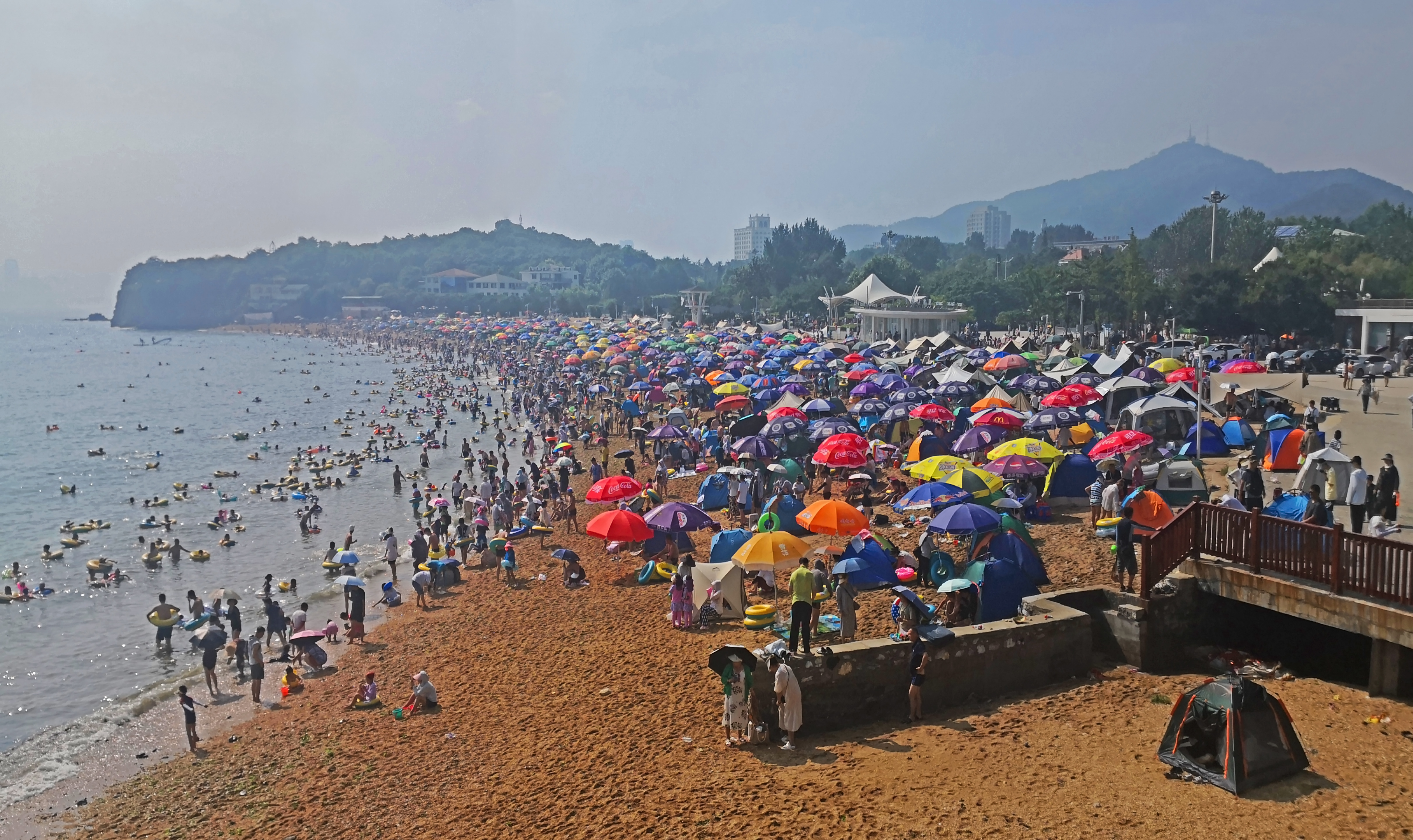 沸腾的海滨浴场  姜瑞云        18342263352_1.jpg