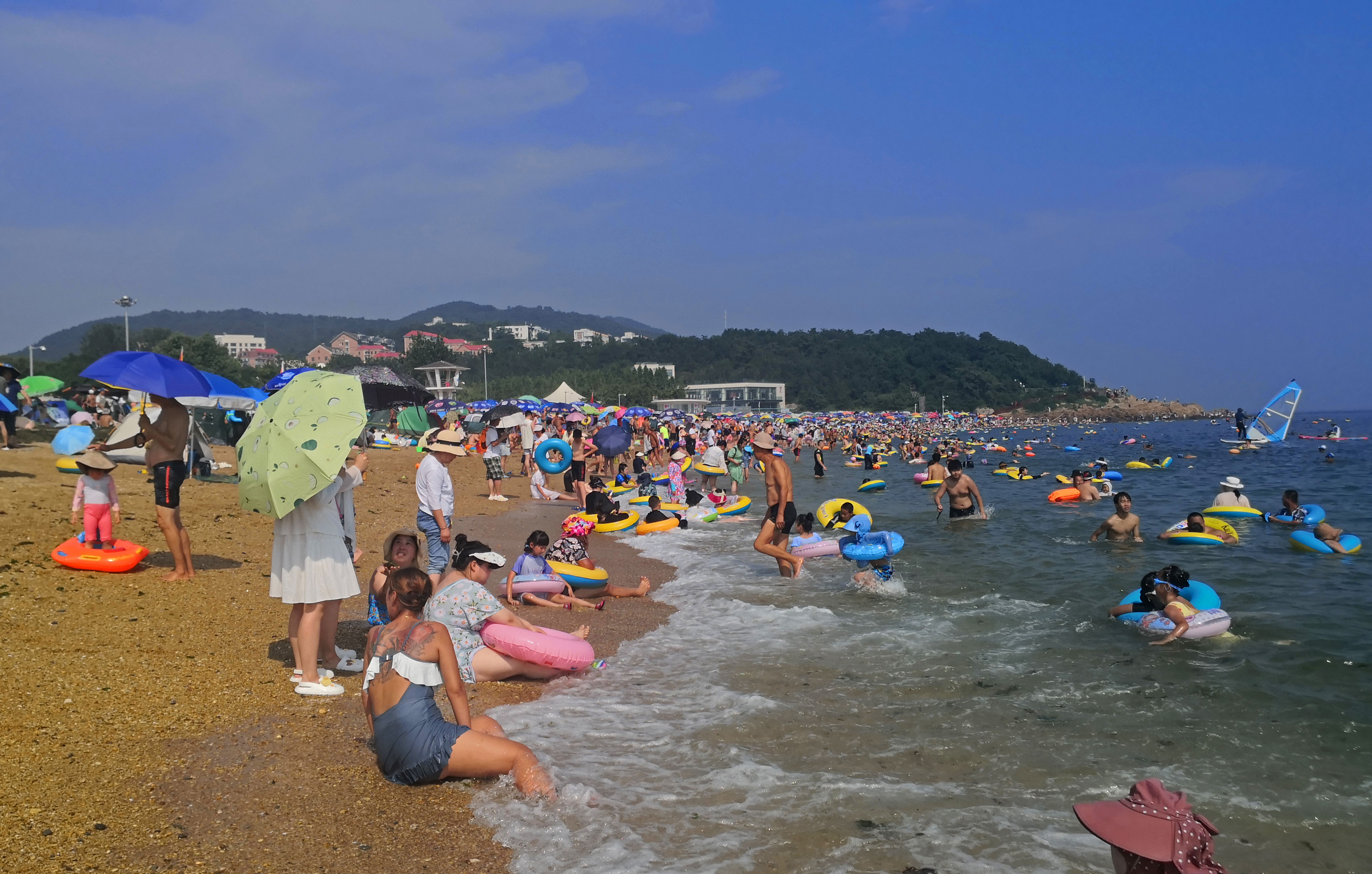 沸腾的海滨浴场  姜瑞云        18342263352_4.jpg