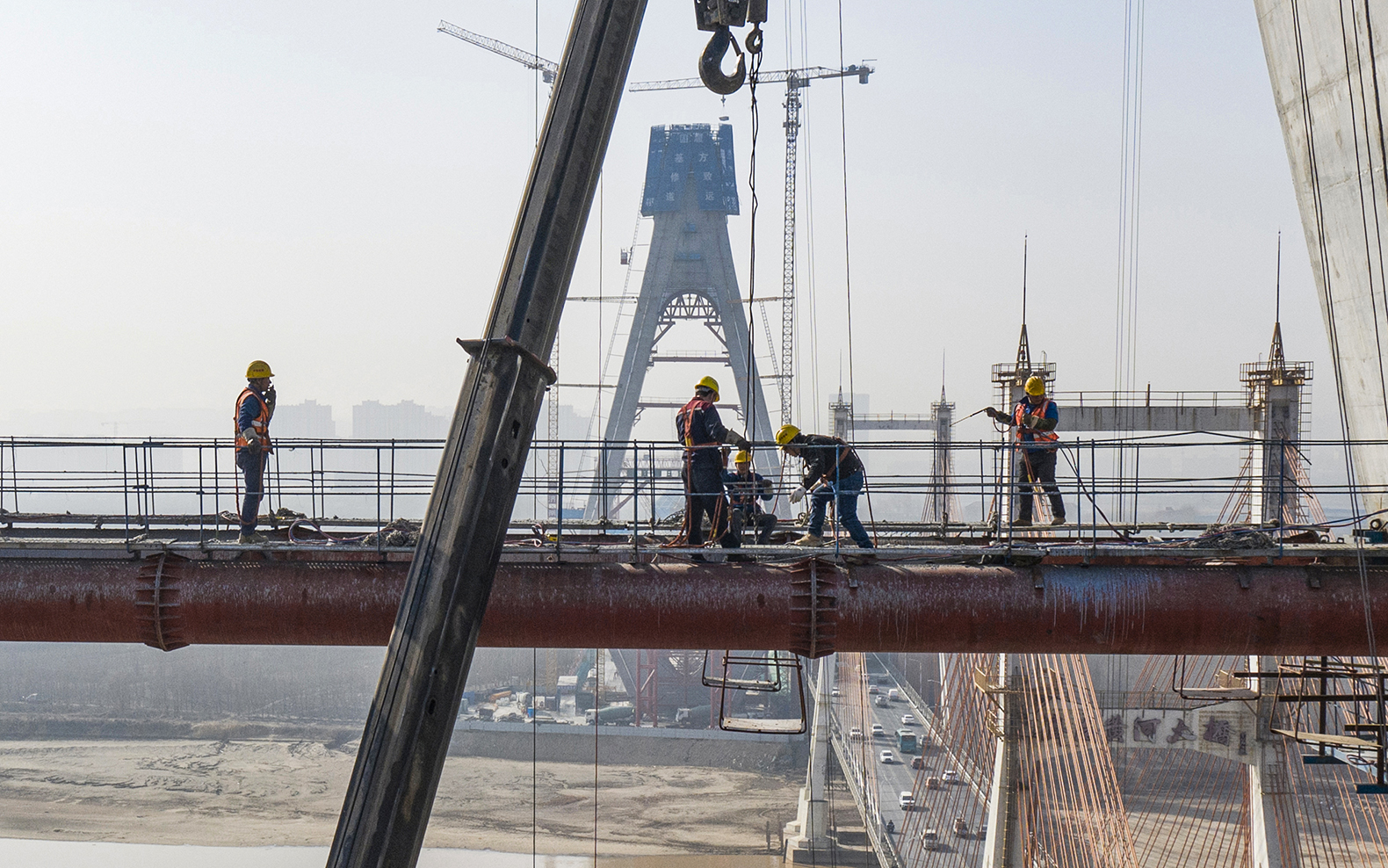 《建设中的黄河大桥》组照  2023年3月5日，桥塔主体工程拆除施工辅助设施。.jpg