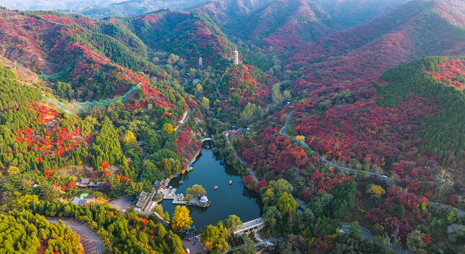 《屐痕齐鲁黄河运河生态走廊》组片2023年10月24日拍摄于黄河济南段，南山红叶谷景区。.jpg