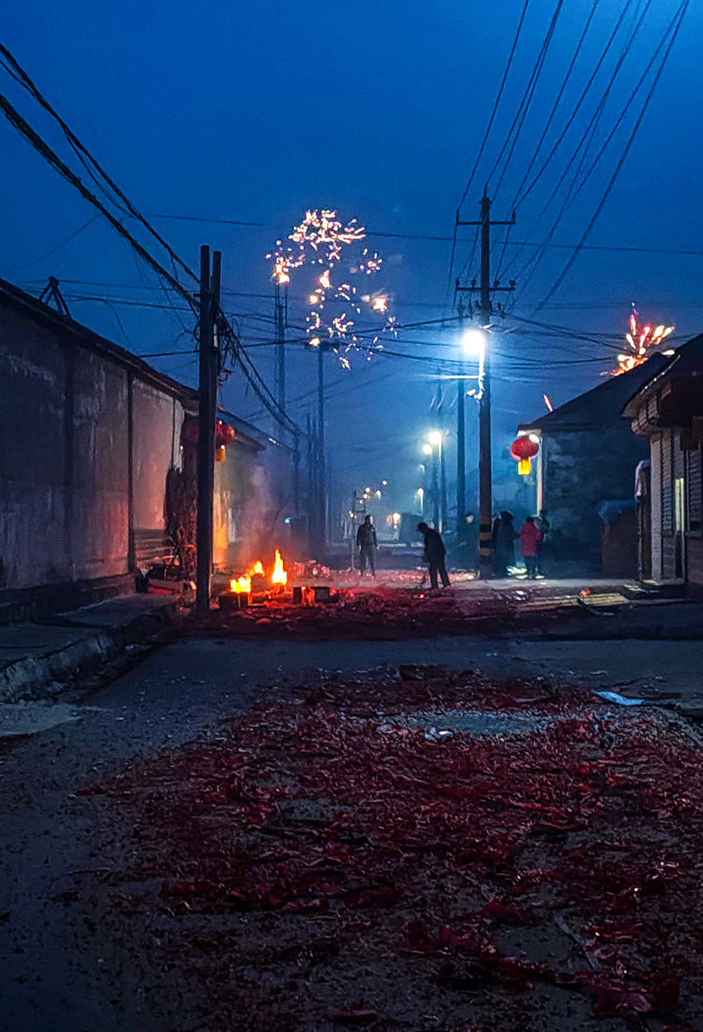 1月21日，除夕夜，商河县殷巷镇王家村的乡亲们燃放烟花爆竹辞旧迎新。.jpg