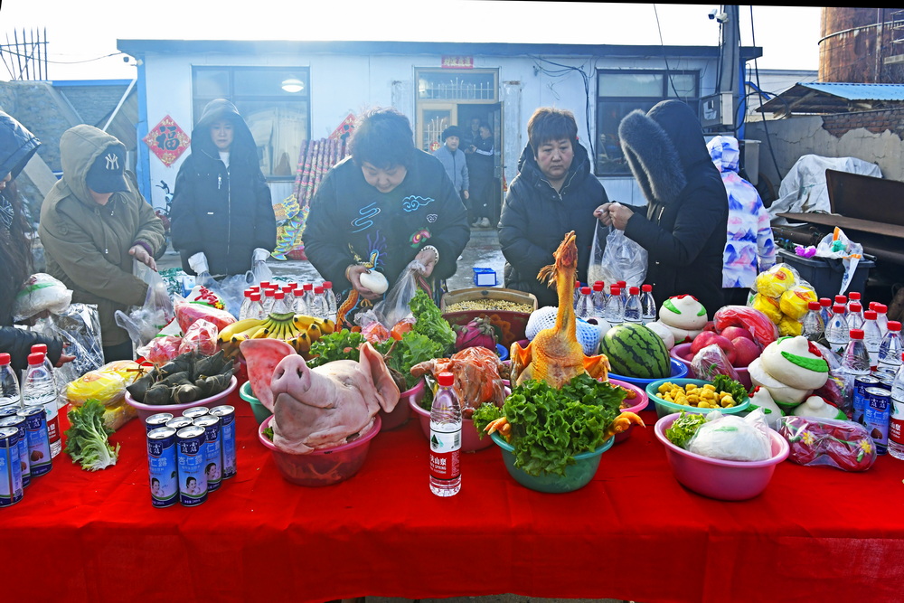 2,渔家的女人们 在桌子上摆满了花样繁多的祭品， 保佑男人们平安出海，鱼获满仓。 ,_.jpg