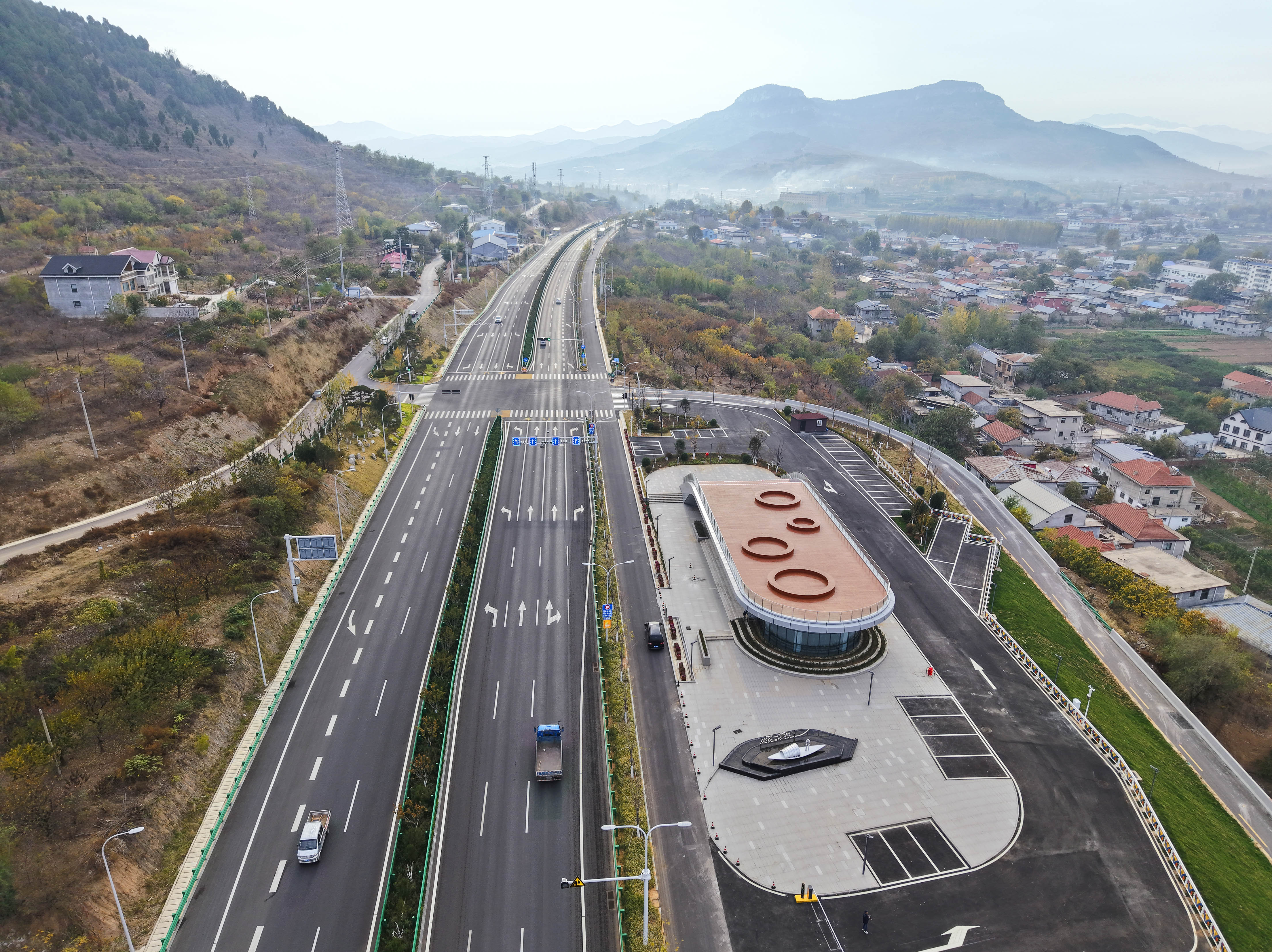 S103采风《镶嵌在大山里的公路驿站》马丽 13708937915（2） (3).JPG