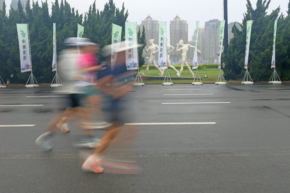 疾如闪电  张爱琴 15698868166 星海广场 _调整大小.jpg
