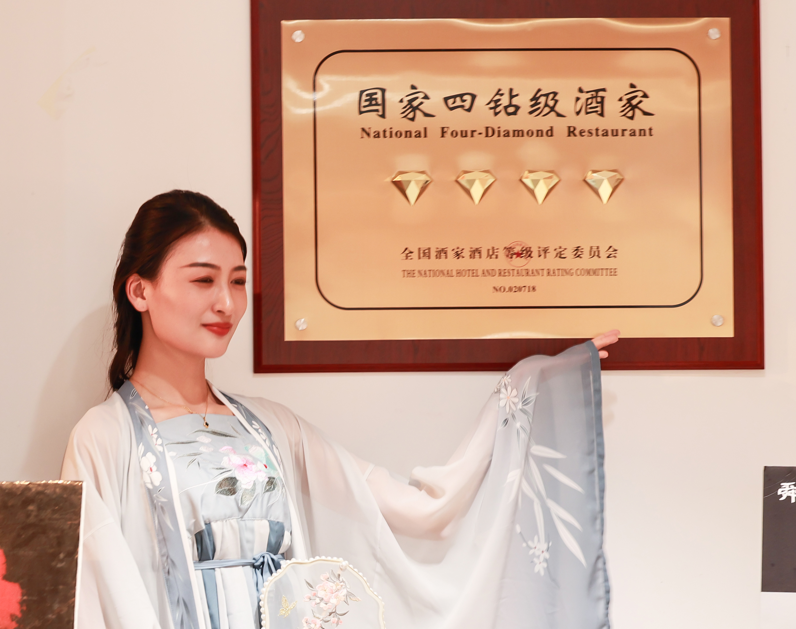 《汉服传馨》 颜承功 13605403219.jpg