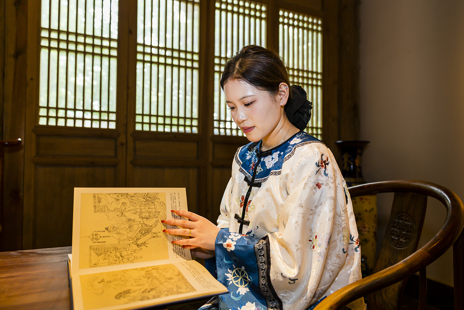 黛眉轻扫书墨香