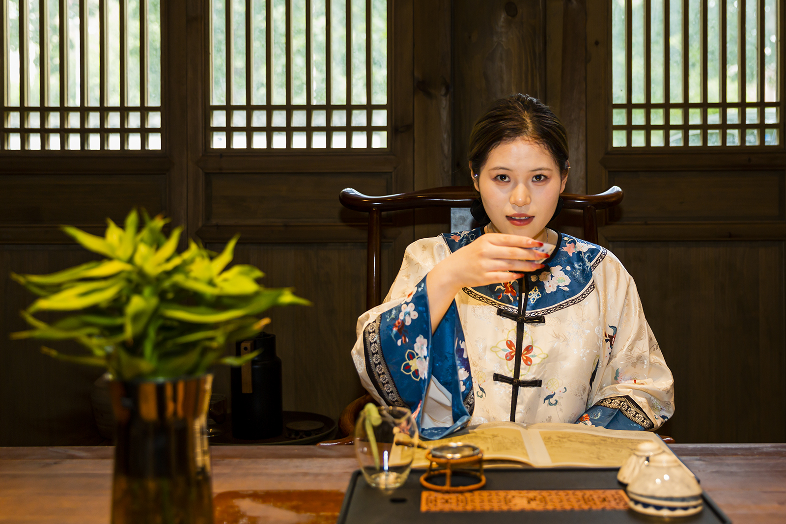 晴窗细乳戏分茶