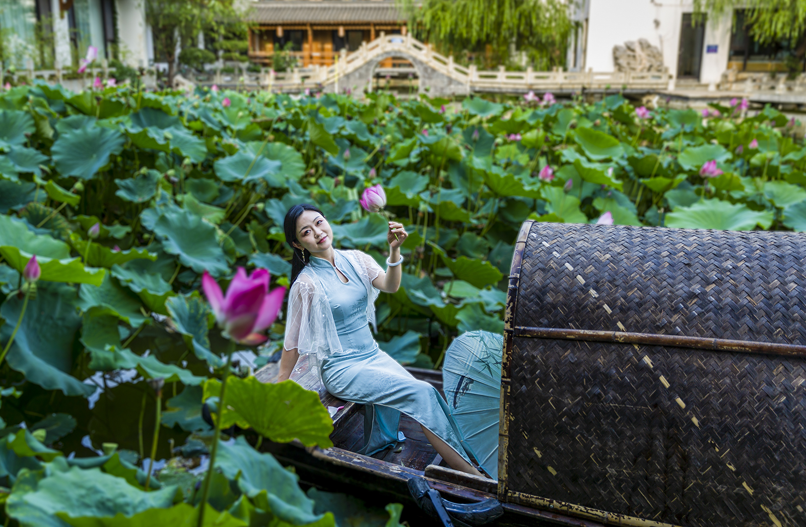 芙蓉向脸两边开