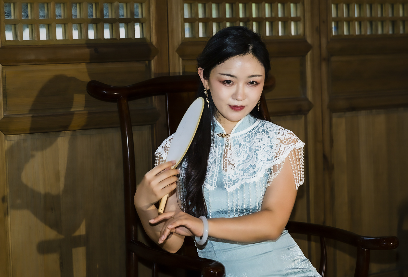 手弄生绡白团扇