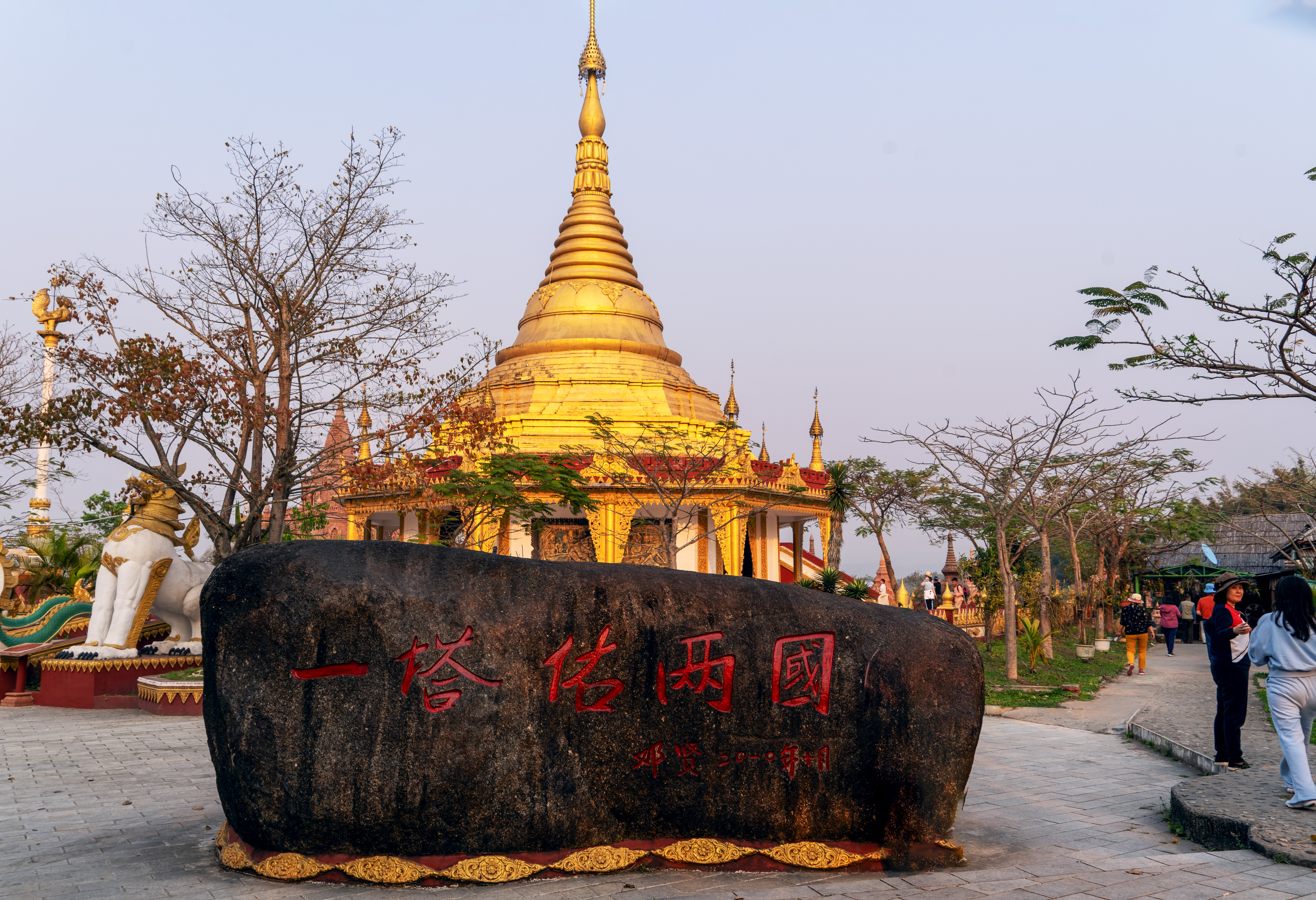 DSC01002 1《一塔佑两国》  作者  陈玉萍.jpg
