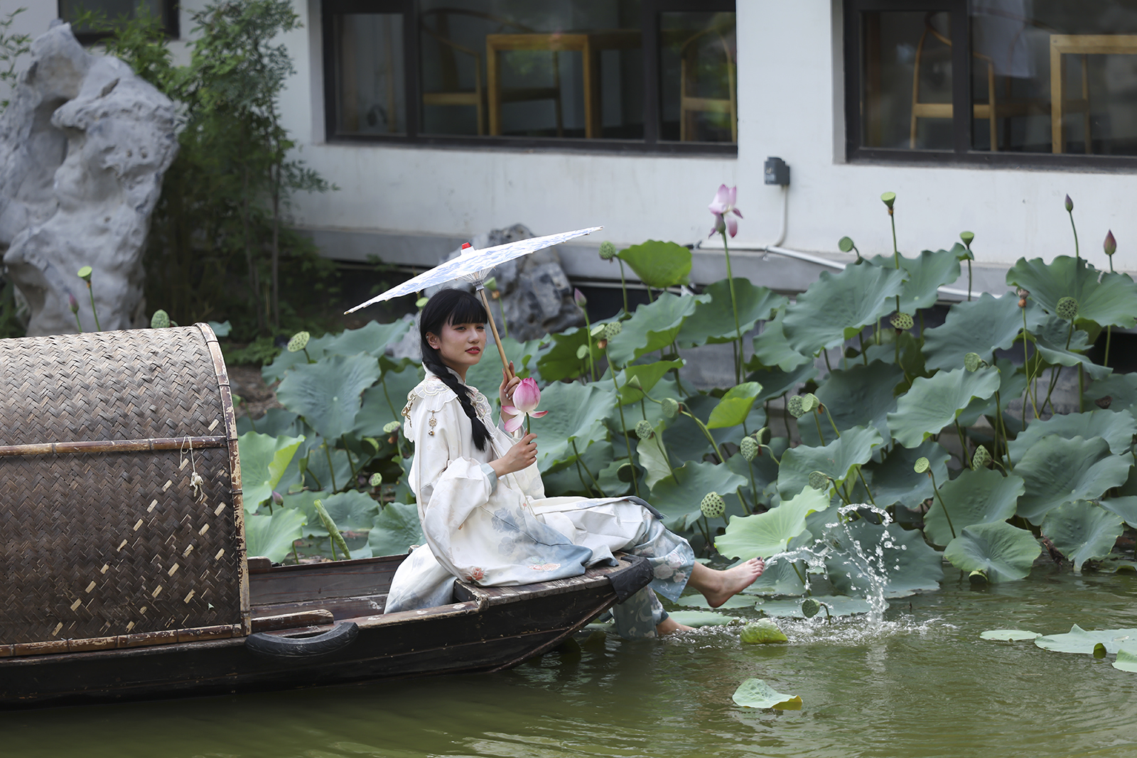 足溅水花：荷间汉服的活泼诗意