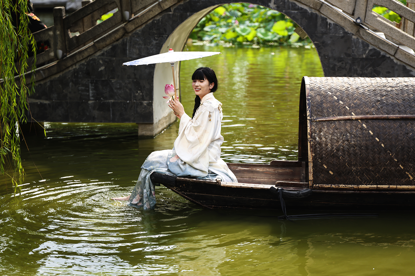 桥畔幽居：汉服女子的园林栖意