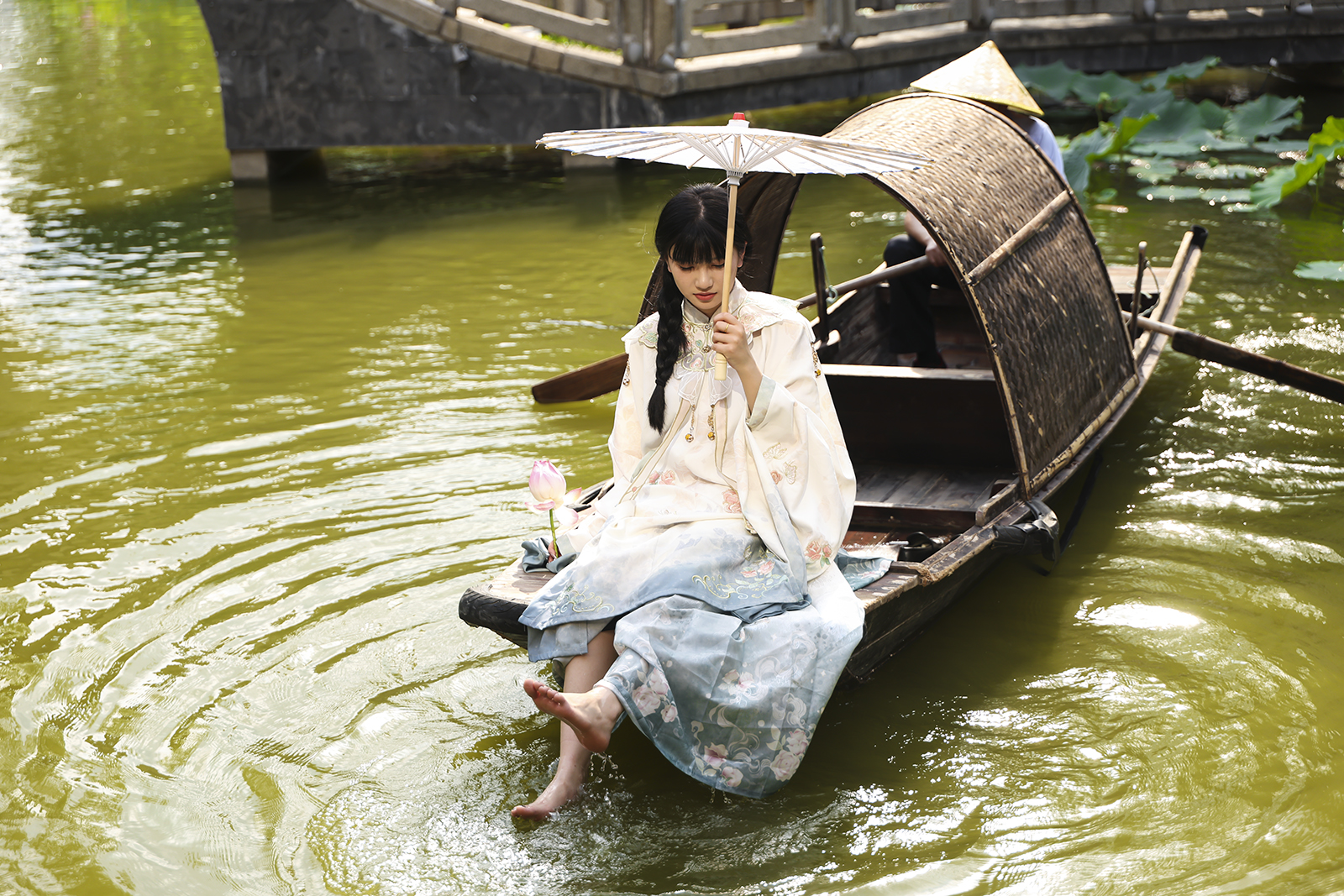 莲舟闲渡