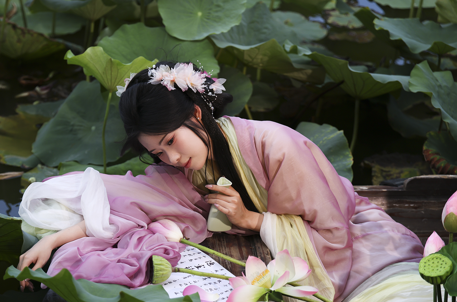 荷间汉服：繁花里的古典独白