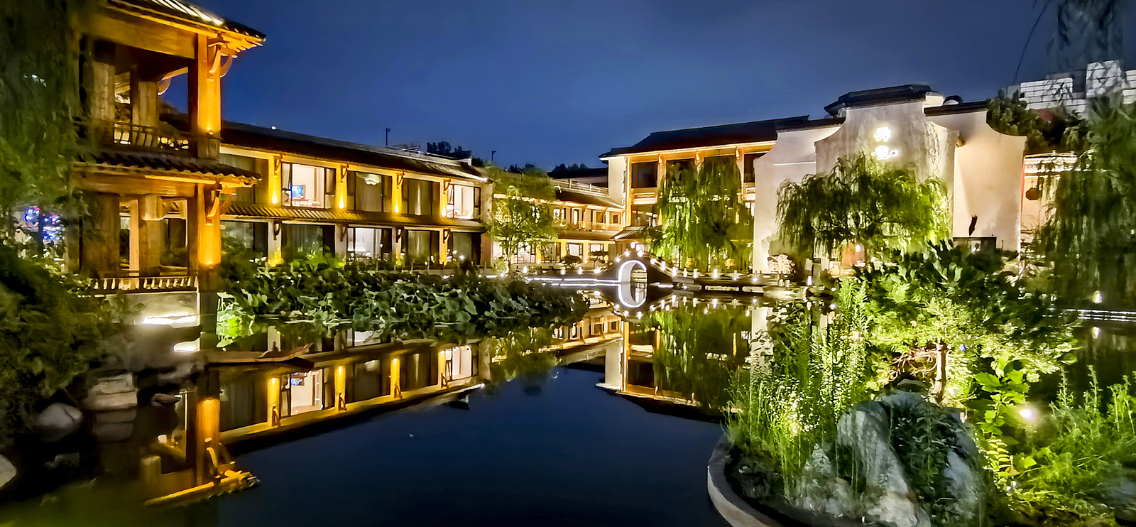 灯火舜庐：夜色里的建筑水韵长卷