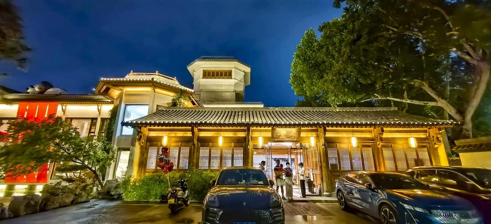 夜访舜庐：入口处的温馨灯火