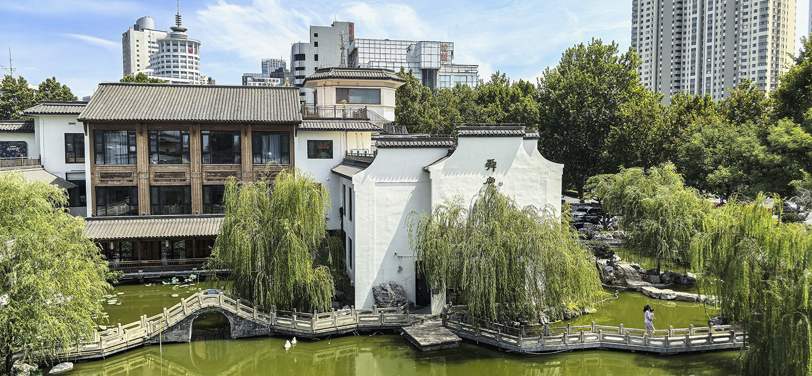 舜庐闲步：桥、水与建筑的生活诗行
