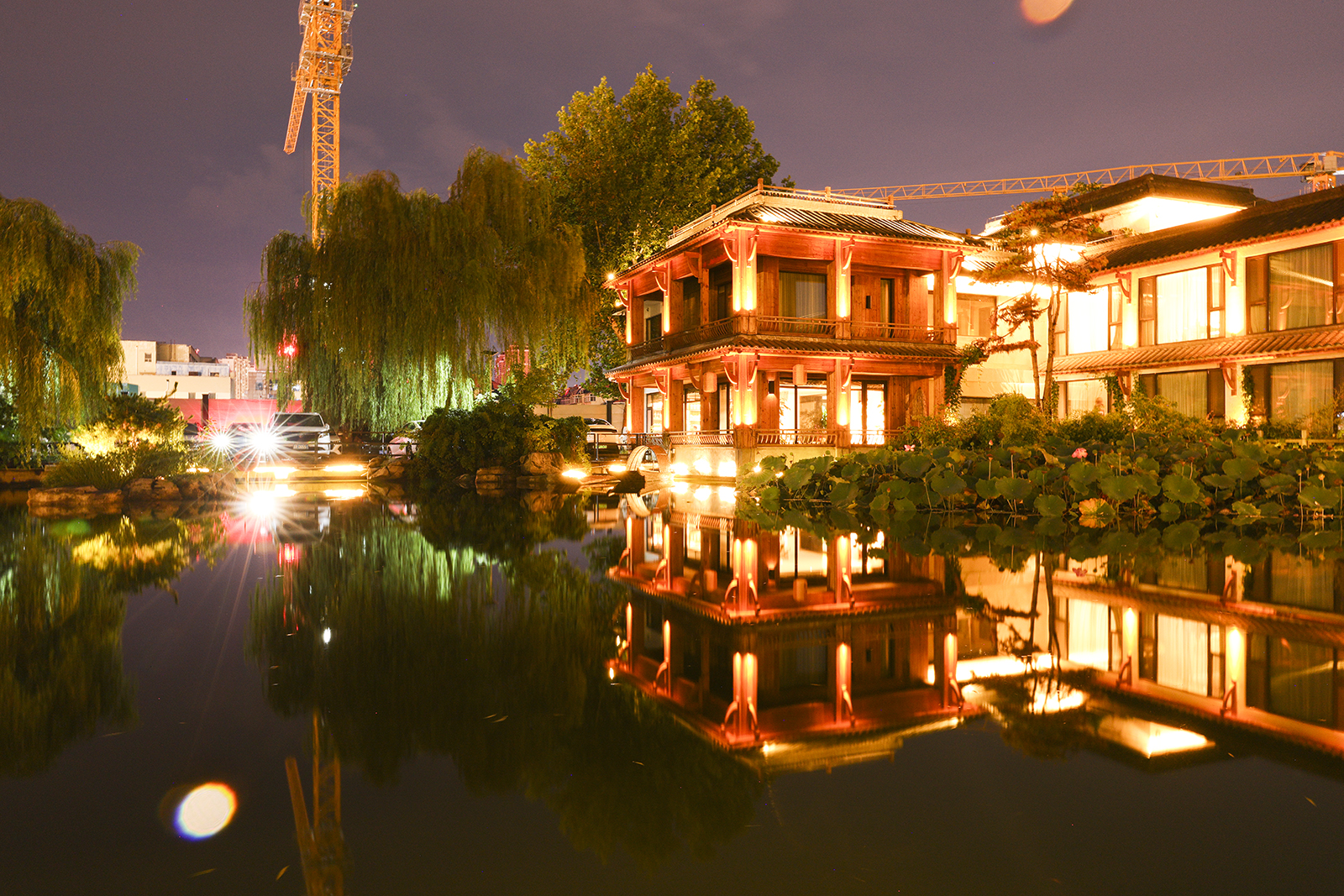 夜色中的舜庐建筑倒影