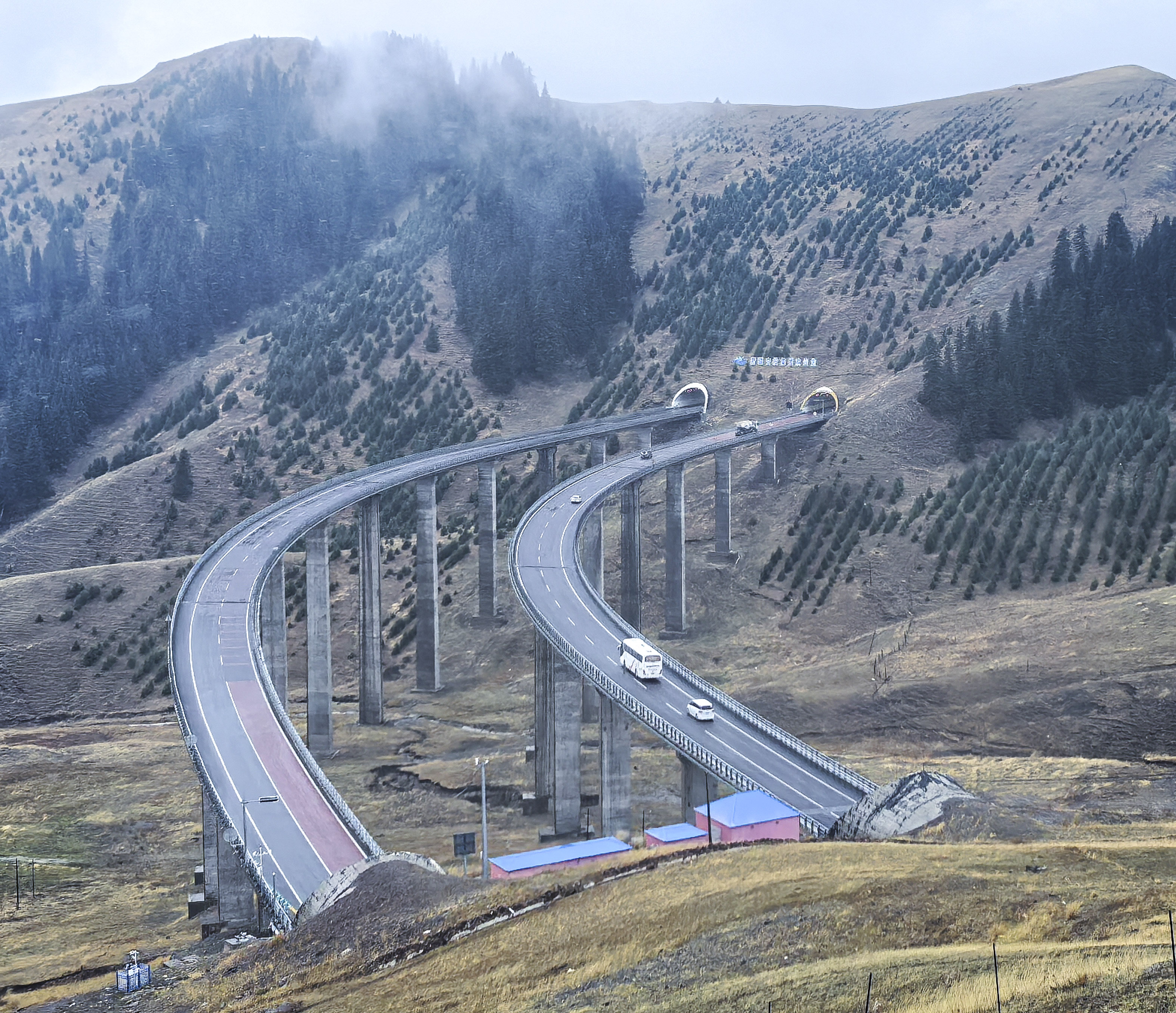 《穿越果子沟峡谷的隧道公路》马丽 2025年9月 新疆 (2).jpg