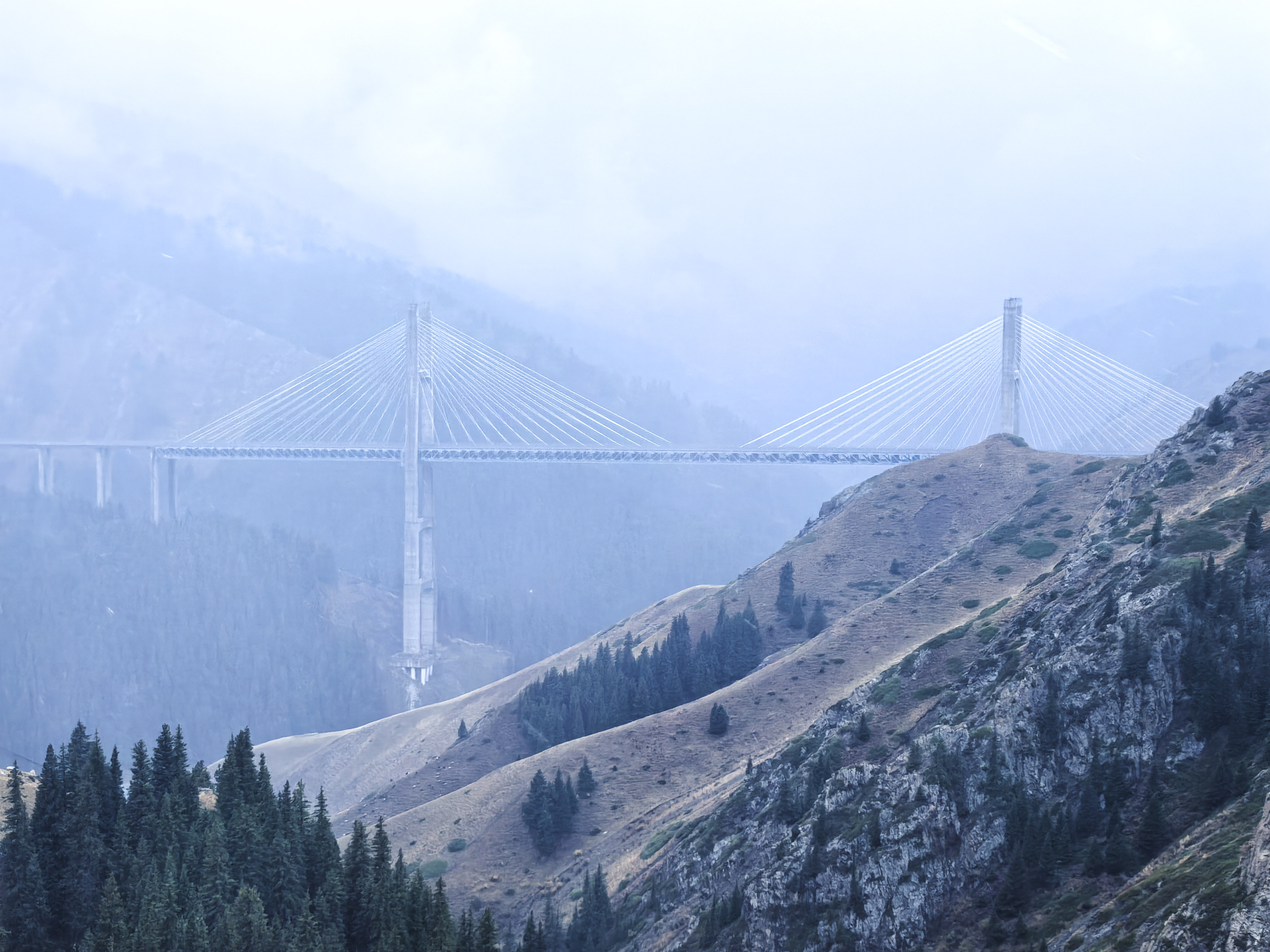 《雨雾弥漫的果子沟大桥》马丽 2025年9月 新疆.jpg