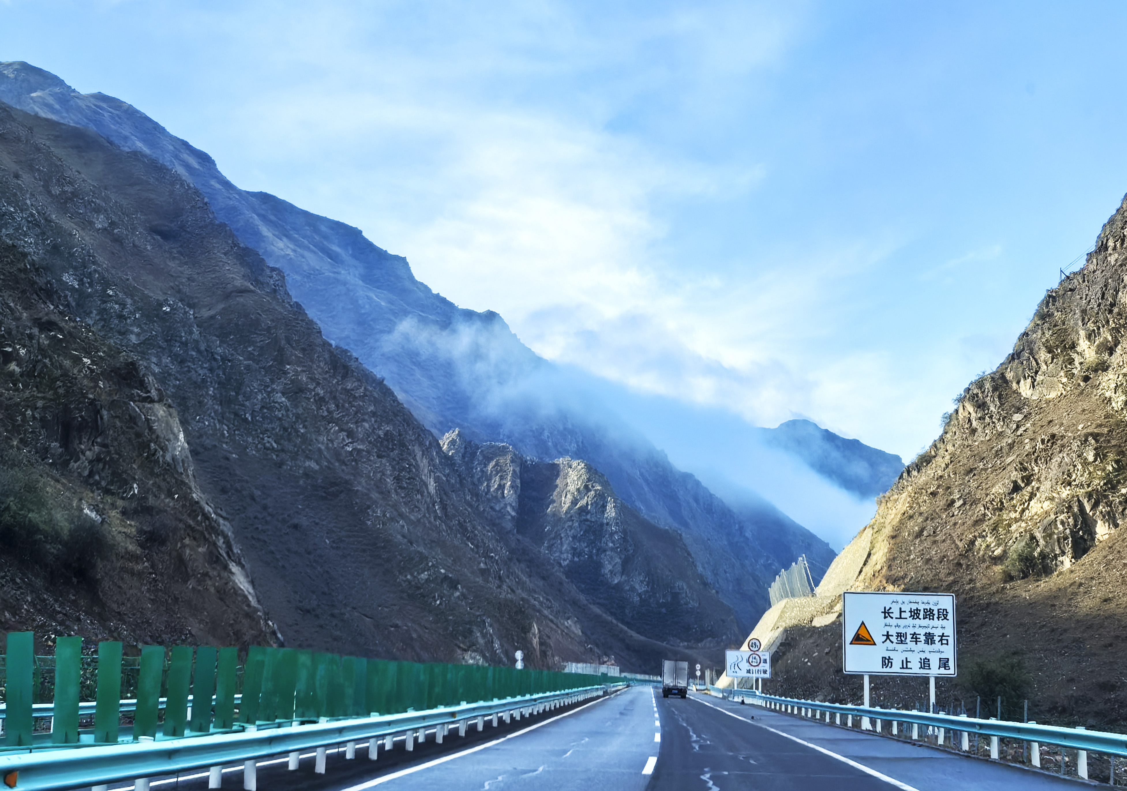 《穿越峡谷腹地的独库公路》马丽 2025年9月 新疆 (2).jpg