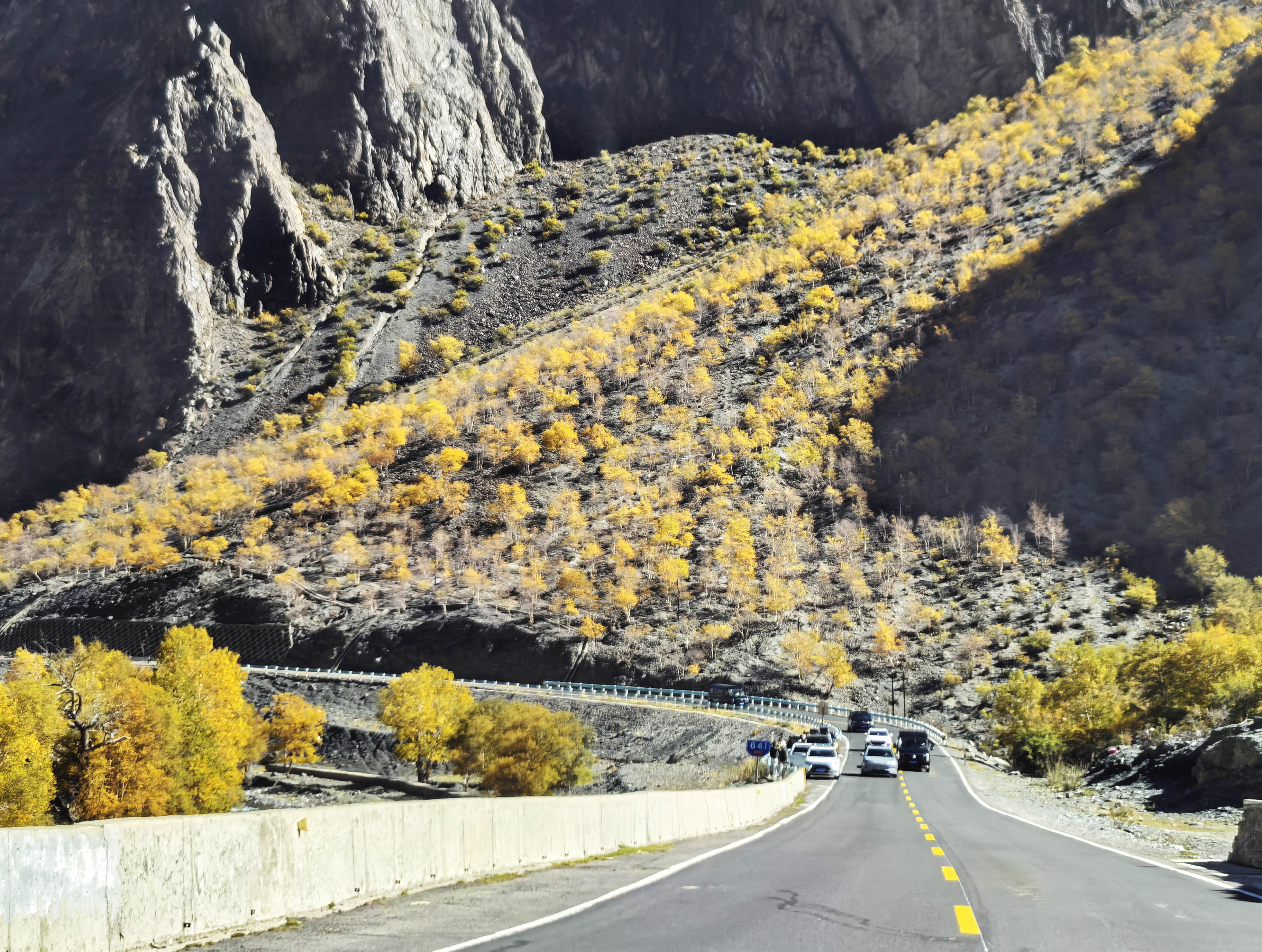 《穿越峡谷腹地的独库公路》马丽 2025年9月 新疆 (1).jpg