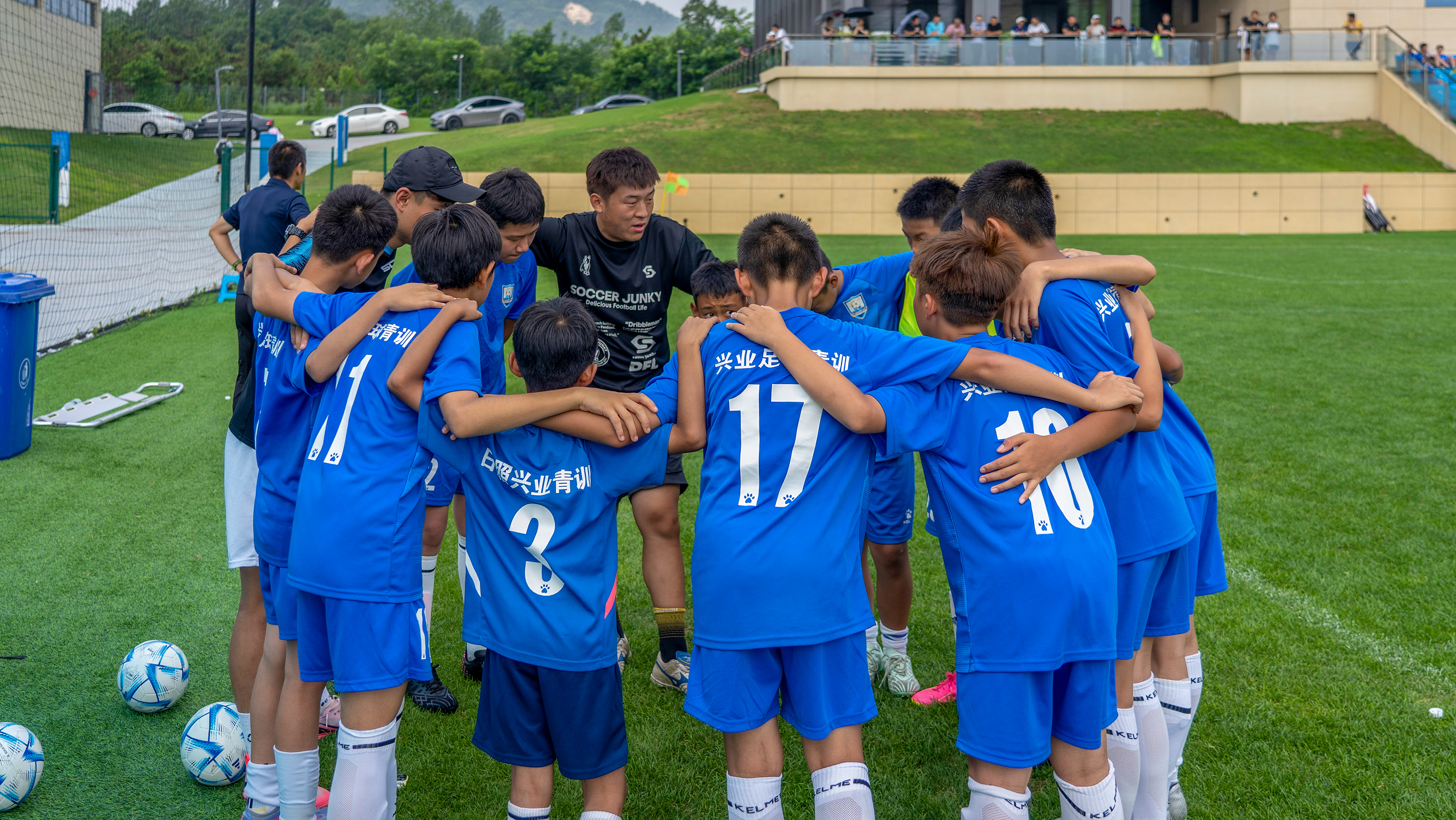 3 比赛上场前教练、球员们之间嘱咐战术、相互打气。