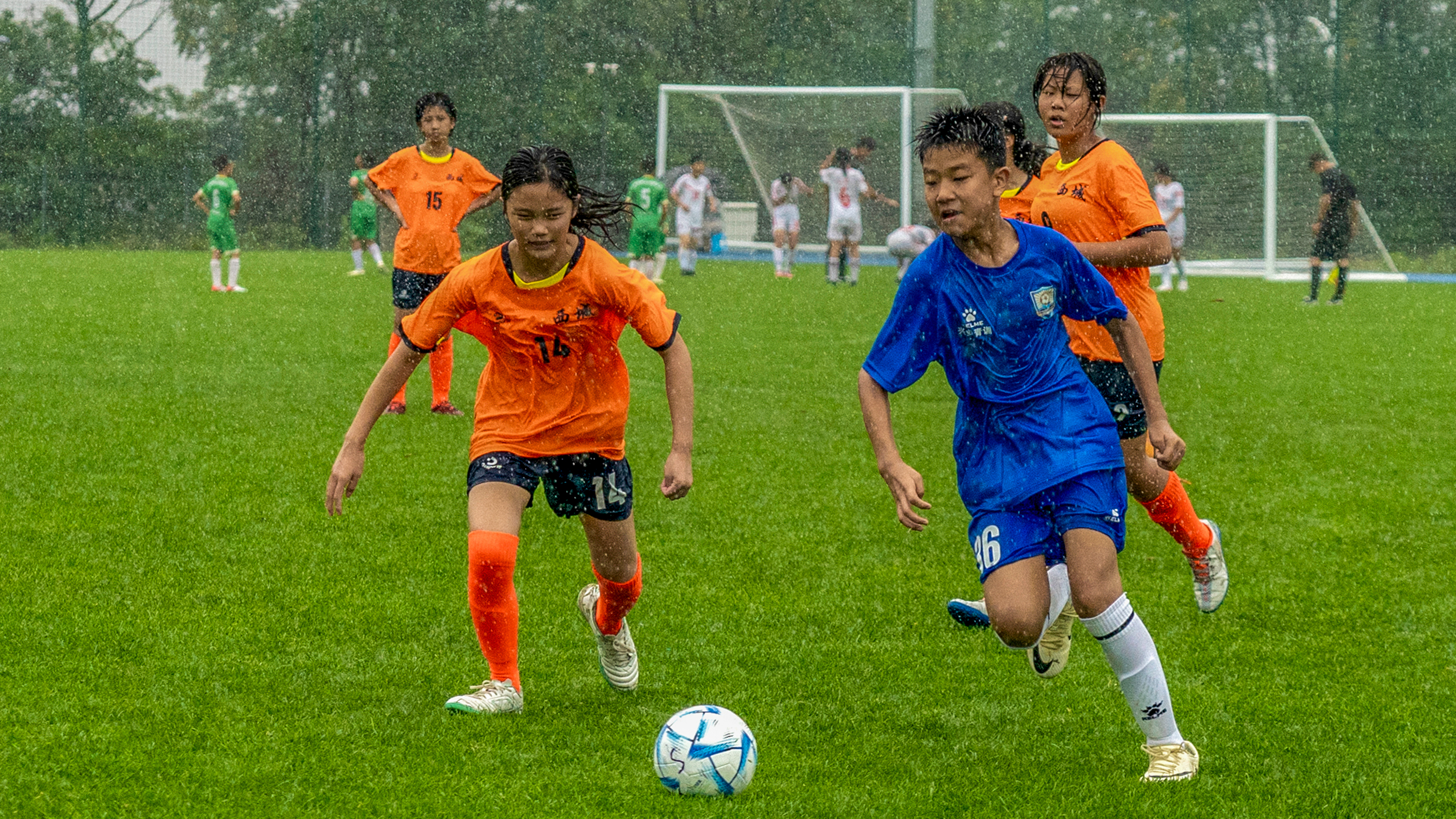 7滂沱大雨中比赛仍在继续。