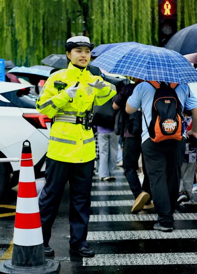 雨中女交警  （1）