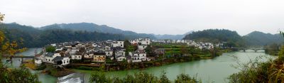 《一湾碧水枕徽居》