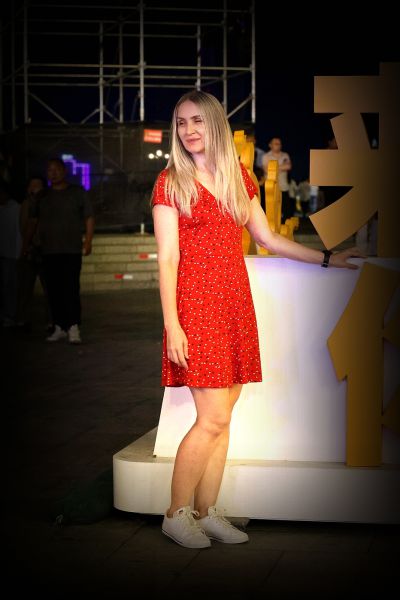 夜色里的一抹亮红