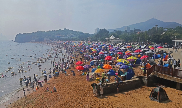 沸腾的海滨浴场