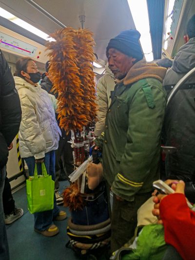 卖鸡毛掸子的老人