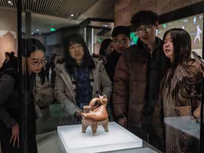 红陶兽形壶前的文明对话（山东博物馆十大镇馆之宝）