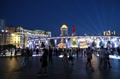 哈尔滨中央大街广场的迷人夜景