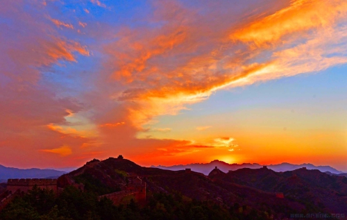 夕阳下的金山岭长城