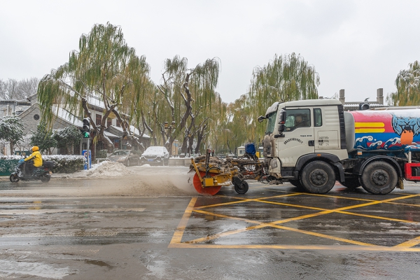 雪后机械清雪